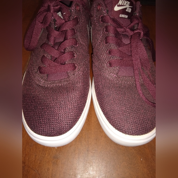 Nike SB Check Burgundy Sneakers - Picture 6 of 7